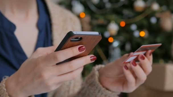 Vrouw online winkelen en het gebruik van smartphone met credit card — Stockvideo