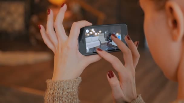 Žena smartphone pomocí aplikace rozšířené reality a umístění nábytku v místnosti — Stock video