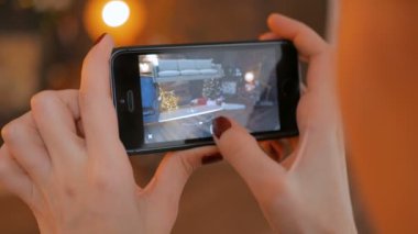 Artırılmış gerçeklik app ile Smartphone kullanarak ve mobilya odaya yerleştirerek kadın