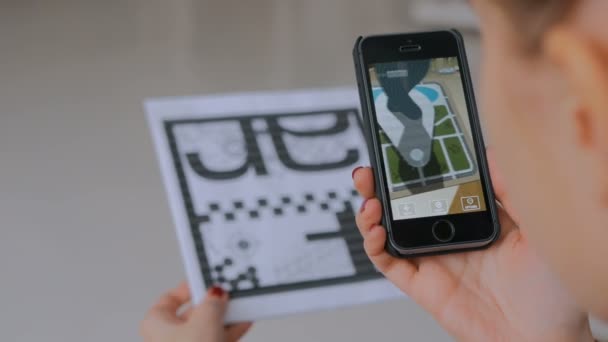 Жінка за допомогою смартфона з Розширена реальність app і розміщення віртуальних моделі — стокове відео