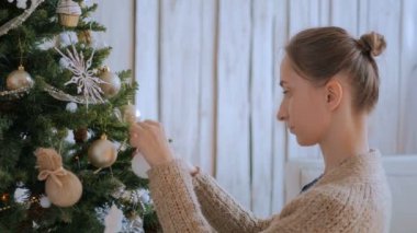 Noel ağacını oyuncaklarla süsleyen kadın