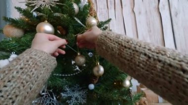 Noel ağacını oyuncaklarla süsleyen kadın