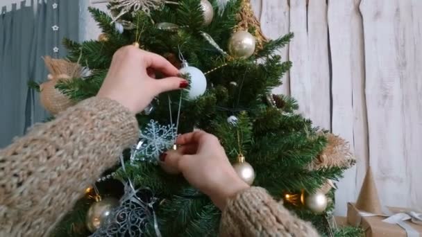 Mulher decoração árvore de Natal com brinquedos — Vídeo de Stock