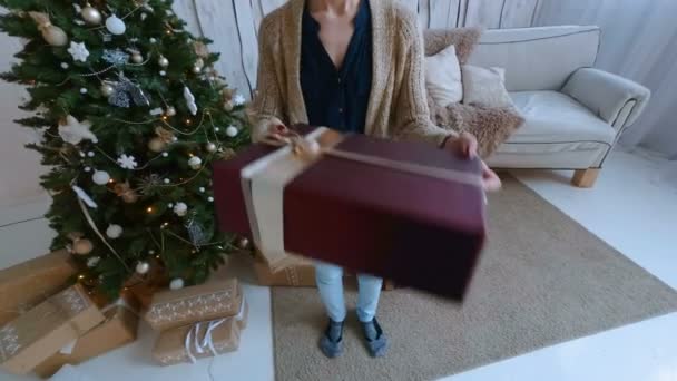 Frau nimmt Geschenk an — Stockvideo