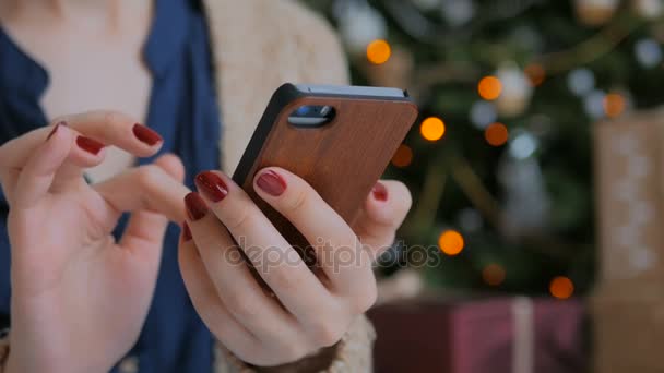 Jeune jolie femme utilisant un smartphone à la maison 