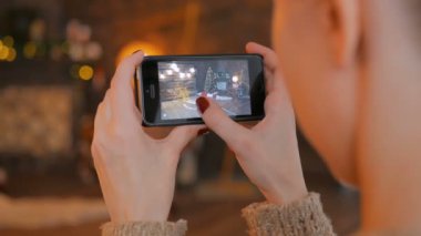 Artırılmış gerçeklik app ile Smartphone kullanarak ve mobilya odaya yerleştirerek kadın