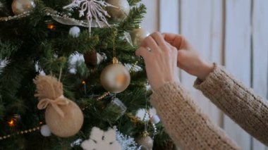 Noel ağacını oyuncaklarla süsleyen kadın