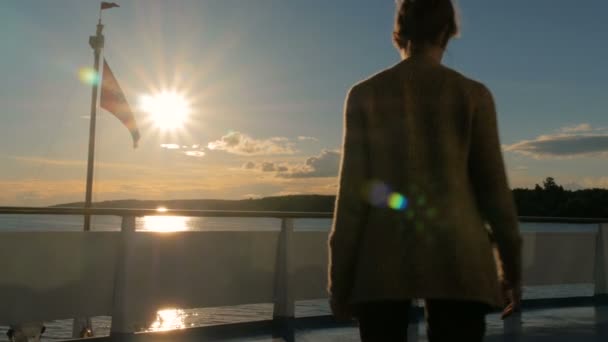 U geniet van de zonsondergang vanaf het dek van het cruiseschip vrouw — Stockvideo