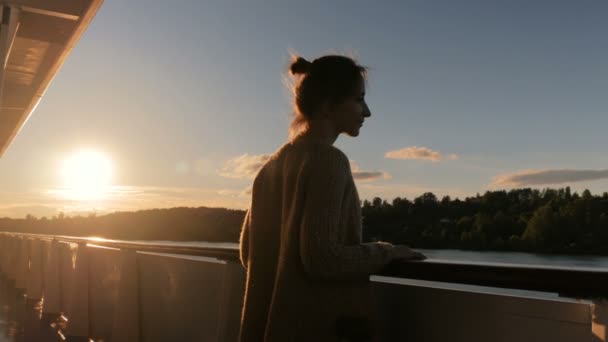 Mulher admirando o pôr do sol do convés do navio de cruzeiro — Vídeo de Stock