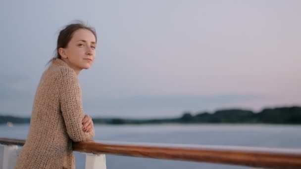 Жінка захоплюється пейзажем з палуби круїзного корабля після заходу сонця — стокове відео