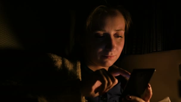 Femme utilisant un smartphone dans la cabine du bateau de croisière — Video