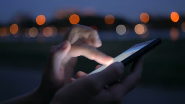Nő használ okostelefon a városban — Stock videók