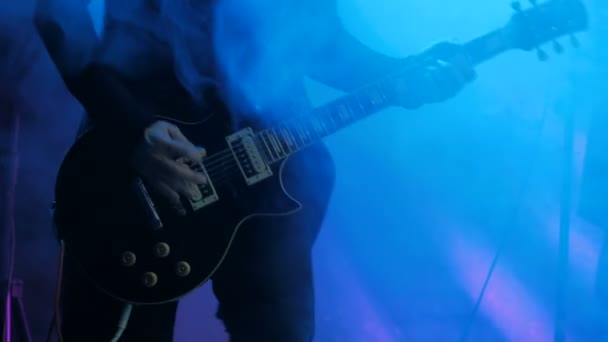 Гітарист на сцені — стокове відео
