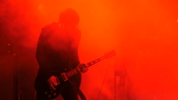Unrecognizable guitar player silhouette — Stock Video