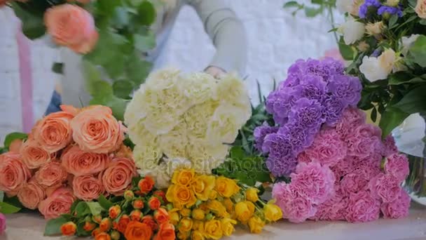 Artista floral profesional clasificando flores en el estudio — Vídeo de stock