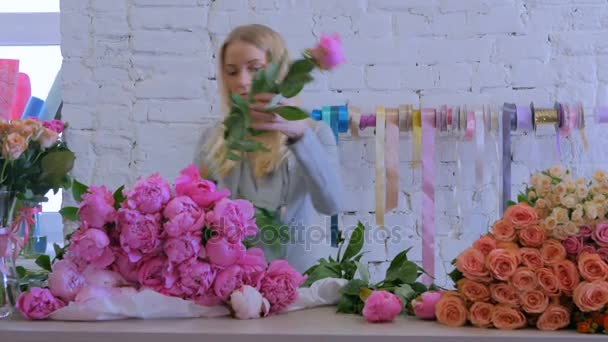 Professional floral artist sorting flowers at studio — Stock Video