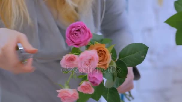 Профессиональный цветочный художник работает с цветами в студии — стоковое видео