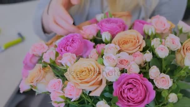 Professional florist showing bouquet at studio — Stock Video