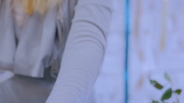 Stüdyoda çiçeklerle çalışan profesyonel bir çiçekçi.