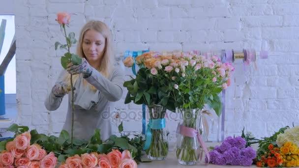 Fiorista professionista che lavora con fiori in studio — Video Stock