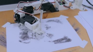 Robotik Kol siyah kalem portre çizim ile