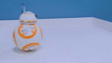 Droid Bb-8 beyaz tablosunda Fuarı robotlar üzerinde haddeleme Starwars