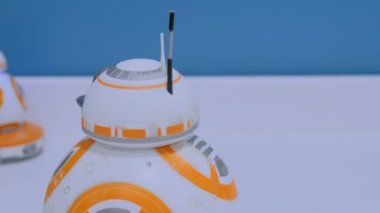 Droid Bb-8 beyaz tablosunda Fuarı robotlar üzerinde haddeleme Starwars