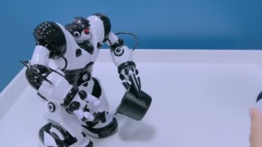 Gelecek sergi şapka tutan ve hareketli insansı robot eller