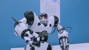 Eller hareket ve gelecekteki sergide yürüyor insansı robot