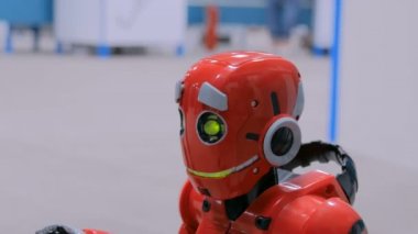 Şirin insansı robot konuşuyor ve fuarına katıldık komik hareketli