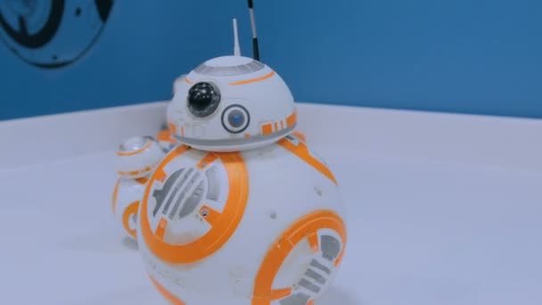 星球大战中的机器人BB-8在机器人展览的白桌上滚动 — 图库视频影像