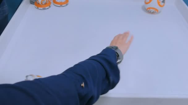 Mulher controla BB-8 dróide de StarWars com pulseira especial — Vídeo de Stock