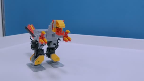 玩具机器人恐龙滑稽的移动 — 图库视频影像
