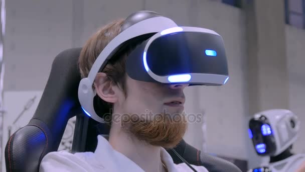 Mladý muž používající sluchátka virtuální reality — Stock video