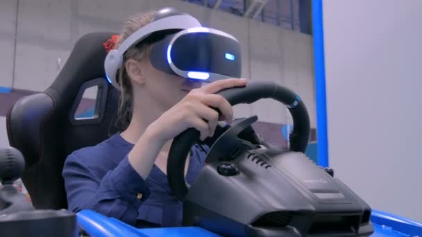 Женщина использует шлемы виртуальной реальности, играть в симулятор гонок . — стоковое видео