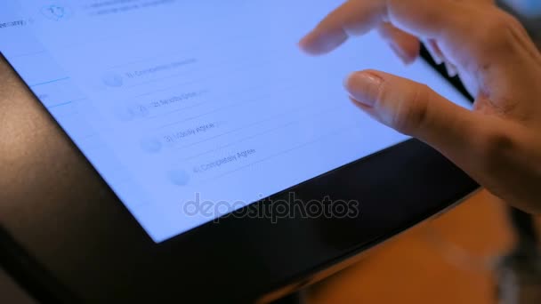 Kobieta za pomocą interaktywnego ekranu dotykowego wyświetlacza tabletu w Muzeum historii współczesnej — Wideo stockowe