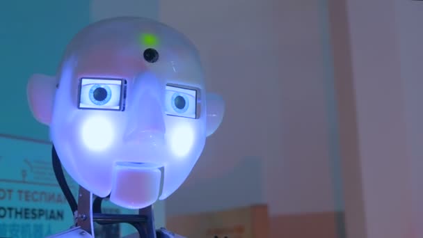 Смешной гуманоидный робот поет и двигает головой — стоковое видео