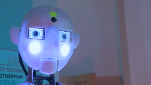 Funny humanoid robot singing and moving head — Stock Video