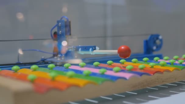Робот играет на цветном ксилофоне — стоковое видео