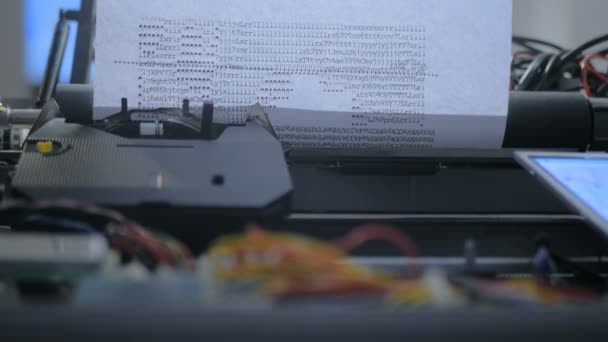 Schrijfmachine robot tekenen symbolen foto — Stockvideo