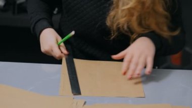 Kraft kağıdıyla çalışan profesyonel kadın dekoratör, tasarımcı.