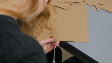 Kraft kağıdıyla çalışan profesyonel kadın dekoratör, tasarımcı.