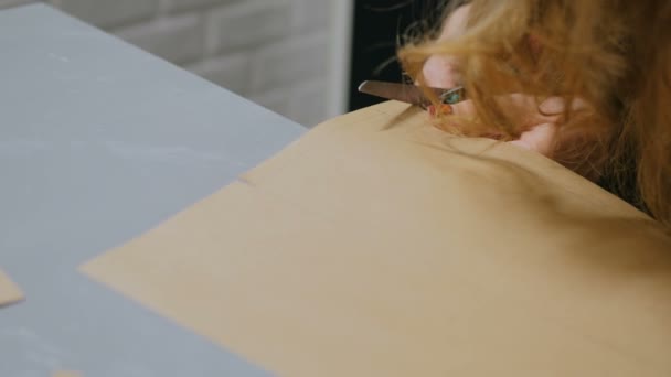 Szakmai női lakberendező, kraft papírral dolgozó tervező — Stock videók