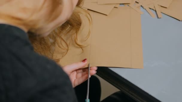 Decoração de mulher profissional, designer trabalhando com papel kraft — Vídeo de Stock