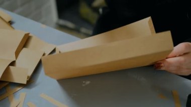 Profesyonel kadın dekoratör Kraft kağıt ile çalışma