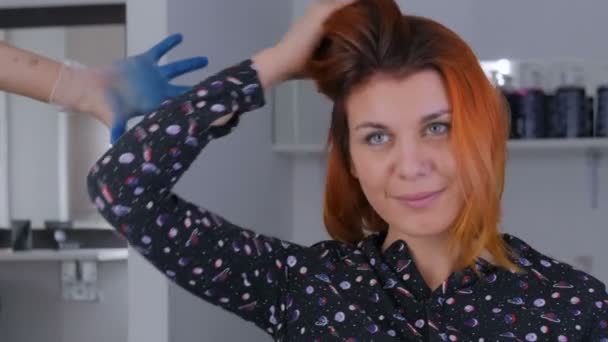 Красивая молодая женщина с оранжевым цветом волос в парикмахерской — стоковое видео