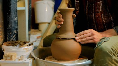 Atölyede çalışan profesyonel erkek çömlekçi.