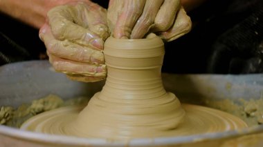 Atölyede çalışan profesyonel erkek çömlekçi.