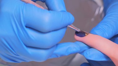 Manikürcü tedavi istemci Güzellik Salonu - çivi üzerine boyama