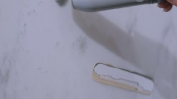 带磁棒的妇女控制铁砂颗粒 — 图库视频影像